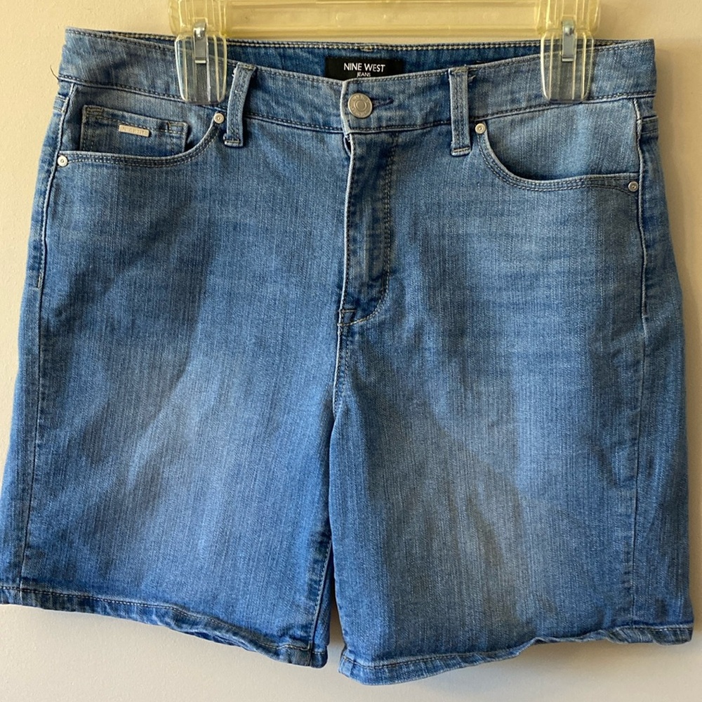 Nine West women’s Missy 5 pocket cotton blend Bermudan faded denim short sz 10